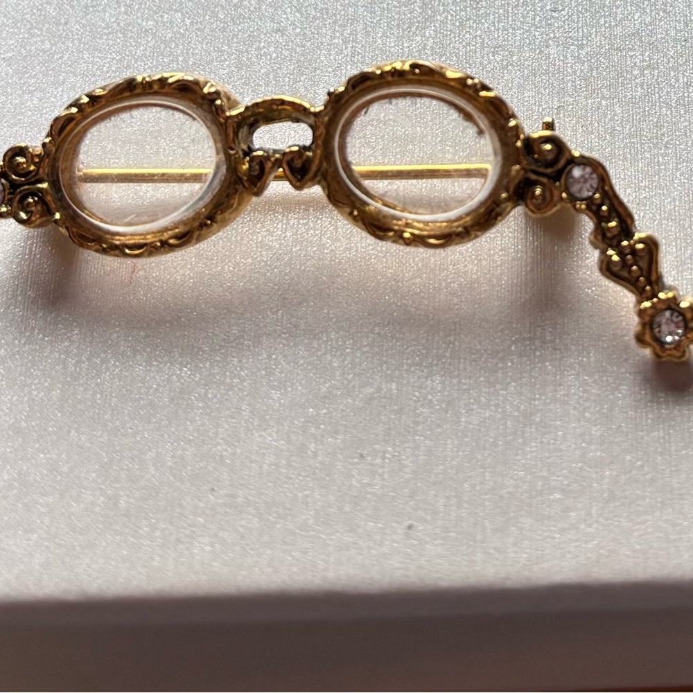 GOLD TONE RHINESTONE OPERA GLASSES BROOCH